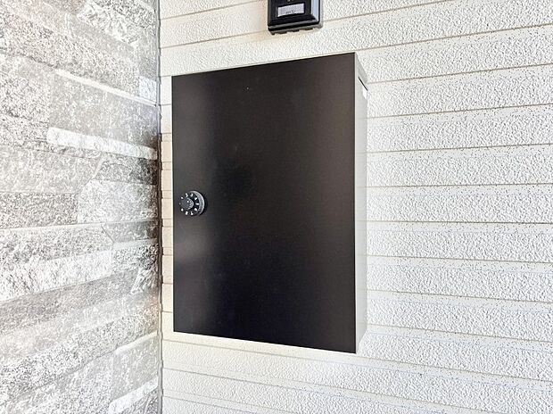 【その他現地】シンプルデザインのポスト。 