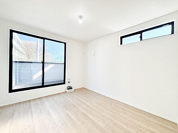 【洋室】バルコニーが開放感をプラスしてくれる洋室  