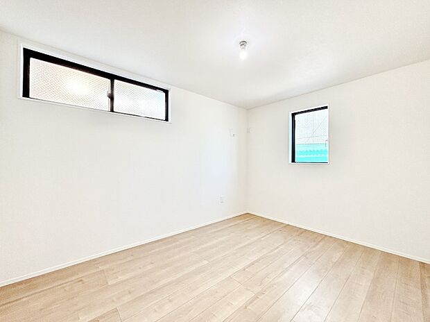 【洋室】2面採光を確保した明るい空間。家族みんなが快適な暮らしを実現する設計です。