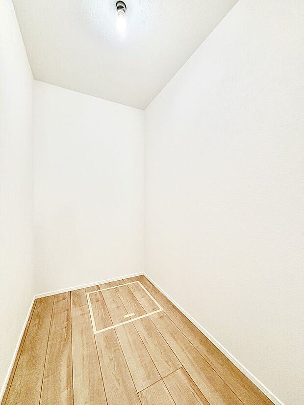 【ウォークインクローゼット】ウォークインクローゼットの活用で生活空間スッキリ　