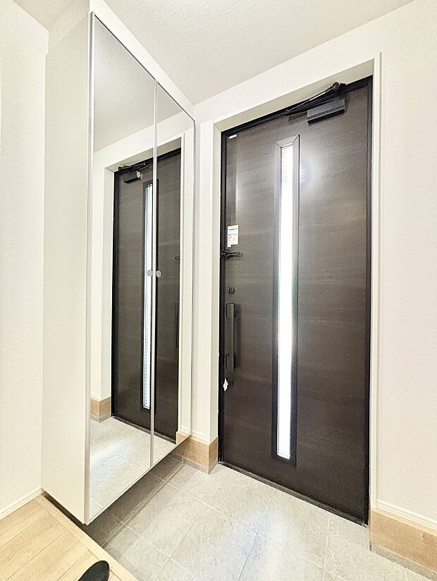 【玄関】ガラススリットの入った玄関ドアが室内に光を届けてくれます