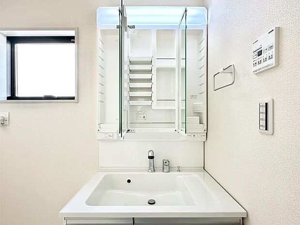 【その他設備(三面鏡裏収納)】三面鏡の裏に、化粧品や衛生用品などを収納可能。洗面台をすっきりと保ちます！
