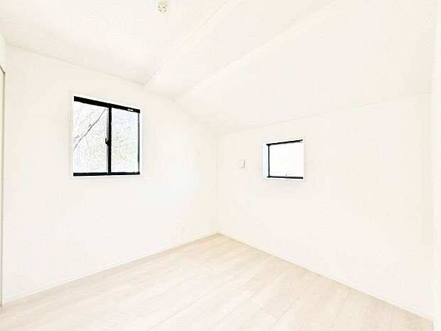 【子供部屋】窓からのやさしい光が心地よいプライベートルーム