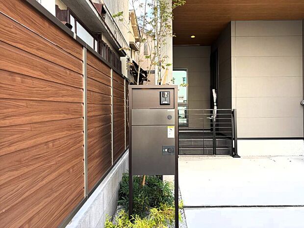 【その他現地】表札・インターホン・ポスト・宅配BOXをひとつに集約。エントランスになじむシンプルデザイン。