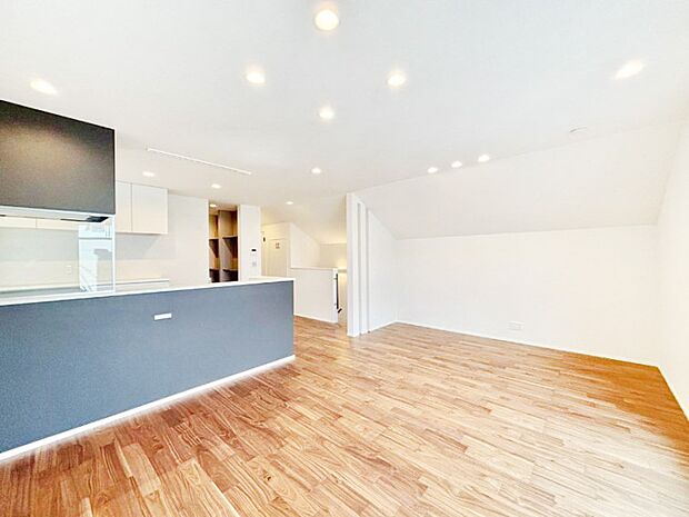 【ダイニング】家族の笑顔が自然と生まれてくる、そんな雰囲気のダイニングに仕上がっています。