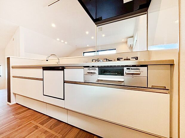 【ダイニングキッチン】ご家族の会話弾む対面キッチン。お料理中のパパママもご家族と過ごす時間が増えそう!