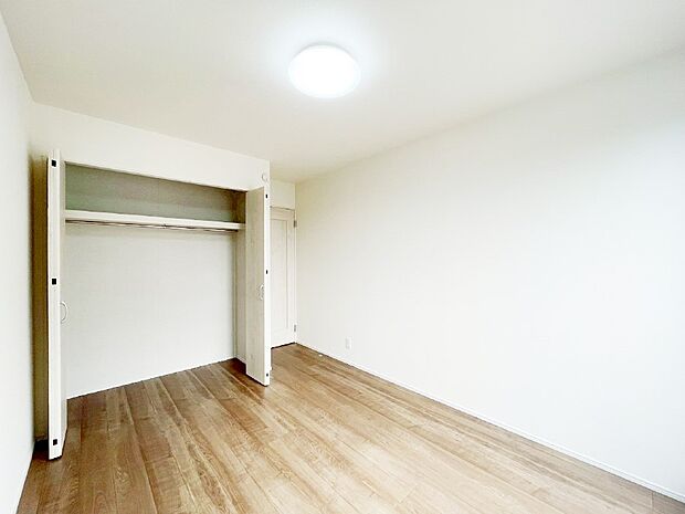 【寝室】収納が充実しているので居住スペースを広々使えます