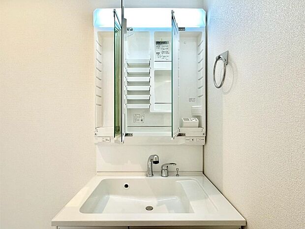 【三面鏡裏収納】三面鏡の裏に、化粧品や衛生用品などを収納可能。洗面台をすっきりと保ちます!