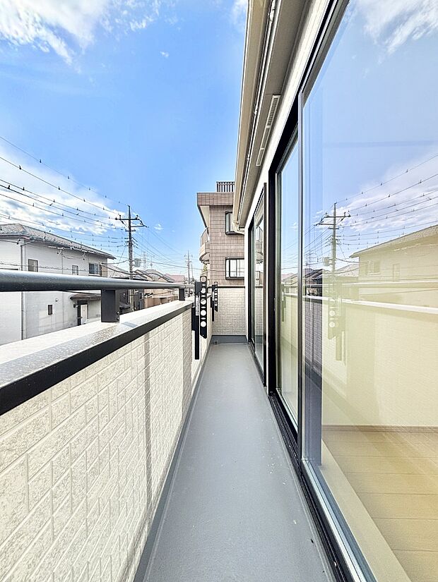 【バルコニー】ゆったりバルコニーだから沢山お洗濯ものを干せます。