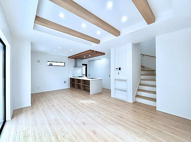 【リビングダイニング】明るい陽光が注ぎ、寛ぎの雰囲気に満たされるリビング・ダイニング。 