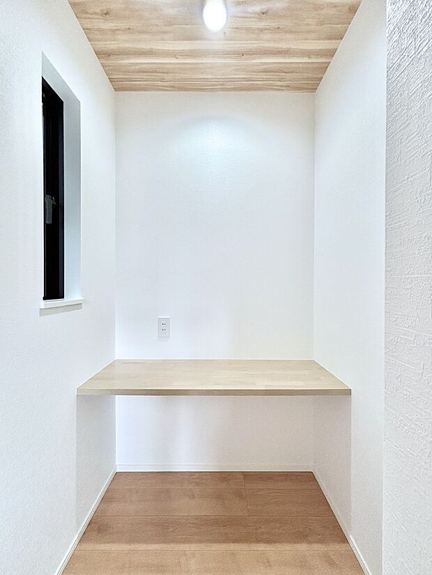 【その他内観】カウンター付き納戸コーナー。多用途にお使いいただけます。