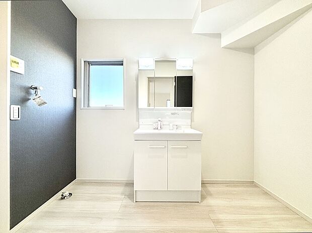 【洗面台・洗面所】大きく見やすい三面鏡で清潔感ある洗面台は、身だしなみチェックや肌のお手入れにおすすめです。 