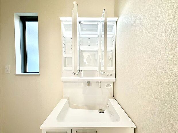 【その他設備(三面鏡裏収納)】三面鏡の裏に、化粧品や衛生用品などを収納可能。洗面台をすっきりと保ちます！