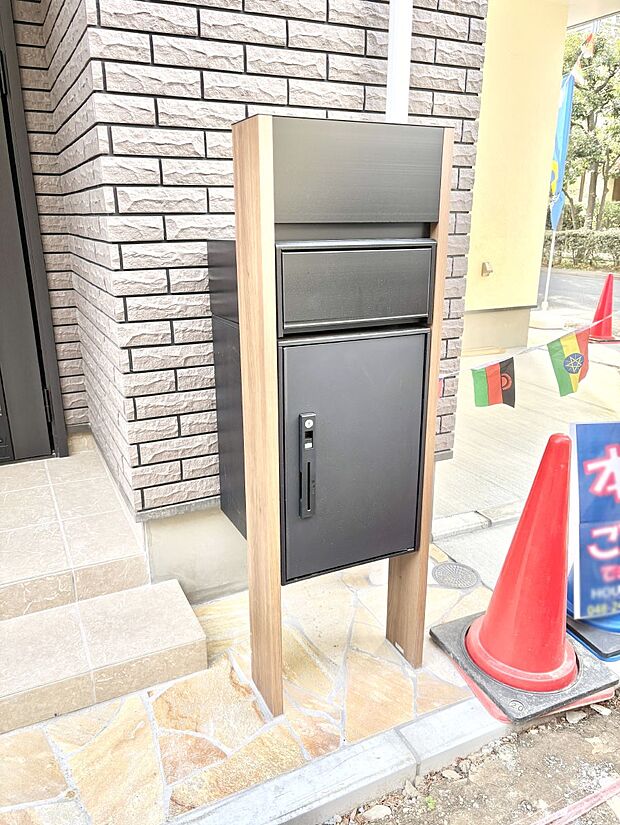 【その他現地】シンプルデザインのポスト。