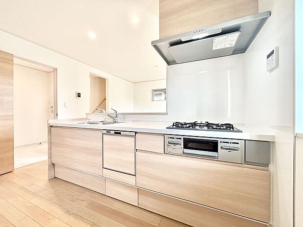 【ダイニングキッチン】料理をしながらでもご家族との会話を楽しめる対面キッチン