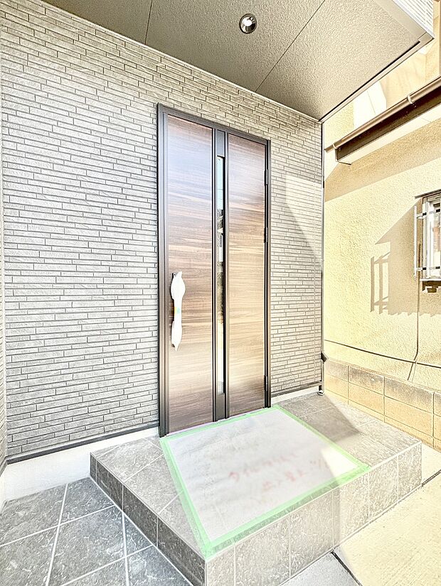 【玄関】大切な家族、来客を出迎える玄関。