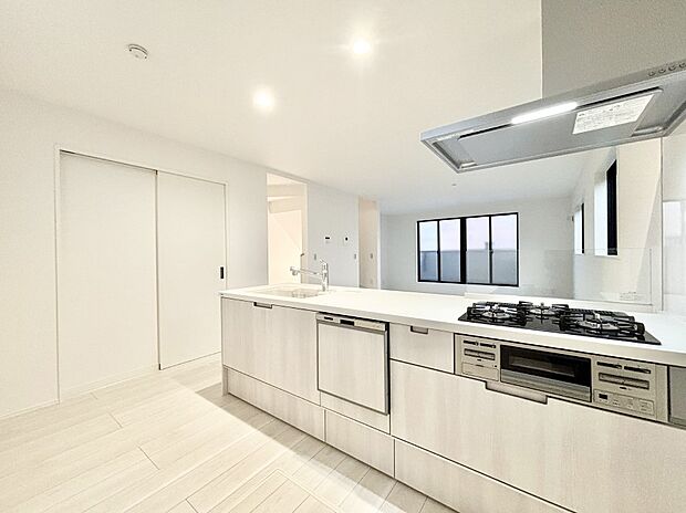 【ダイニングキッチン】料理をしながらでもご家族との会話を楽しめる対面キッチン