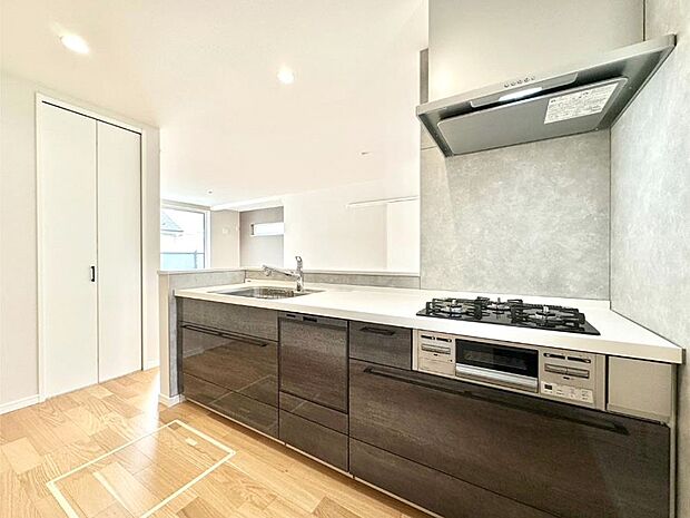 【ダイニングキッチン】料理をしながらでもご家族との会話を楽しめる対面キッチン