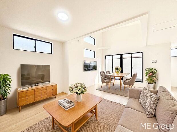 【リビング】ご家族の賑やかな話し声で包まれる明るいリビング ※家具はCGです