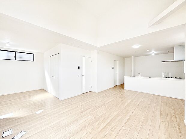 【リビングダイニング】明るい陽光が注ぎ、寛ぎの雰囲気に満たされるリビング・ダイニング。