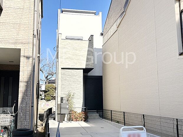 【現地外観写真】おうち時間充実!スカイバルコニー&広々リビングを採用した住まい。