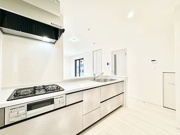 【ダイニングキッチン】料理をしながらご家族との会話を楽しめる対面カウンターキッチン