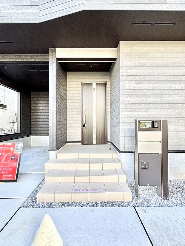 【玄関】大切な家族、来客を出迎える玄関。