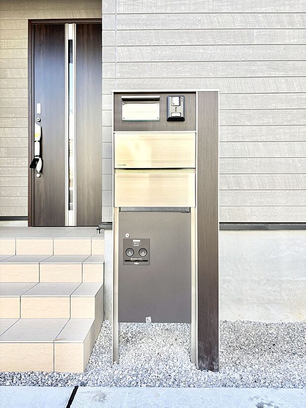 【その他現地】シンプルデザインのポスト。