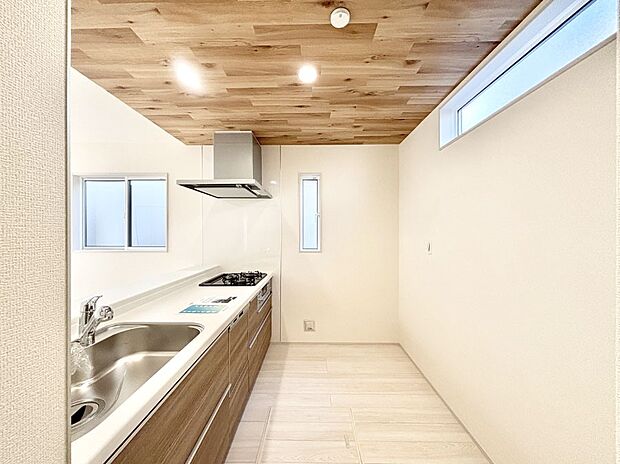 【キッチン】ゆとりあるキッチンではご家族と楽しくお料理ができます。