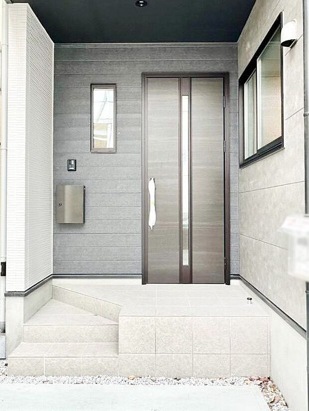 【玄関】大切な家族、来客を出迎える玄関。