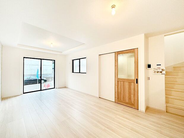 【ダイニング】明るい陽光が注ぎ、寛ぎの雰囲気に満たされるダイニング。   