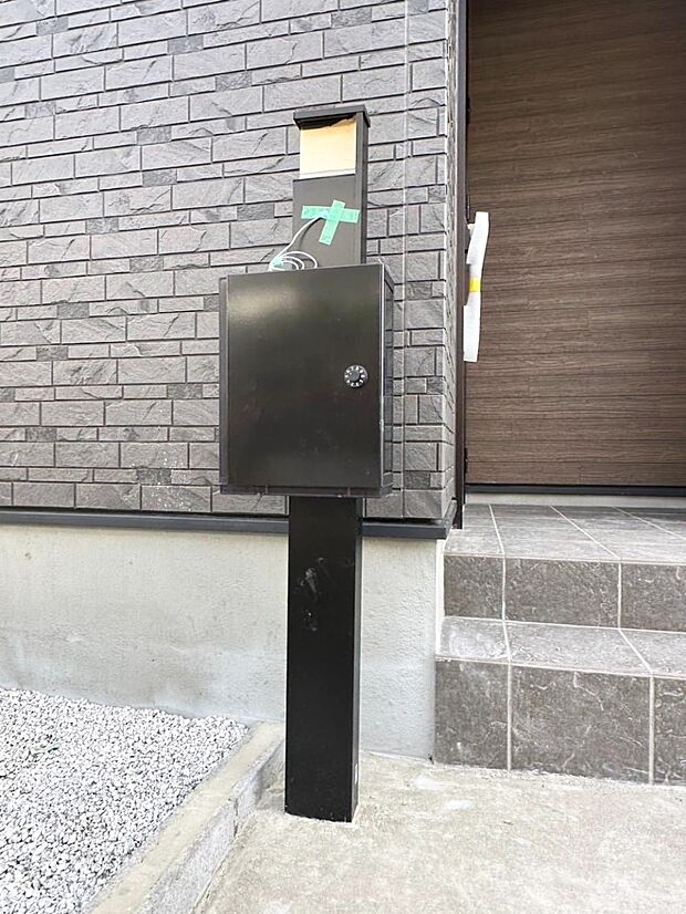 【その他現地】シンプルデザインのポスト。
