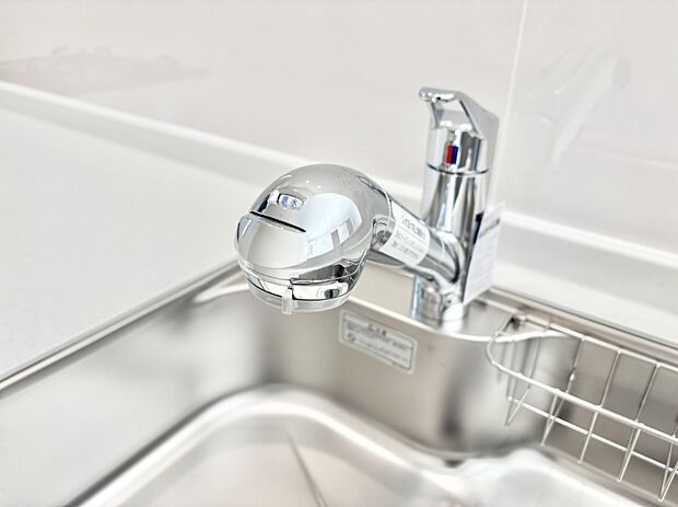 【その他設備(浄水器)】いつでも清潔なおいしいお水を。一つの水栓で水道水と浄水を使い分け。