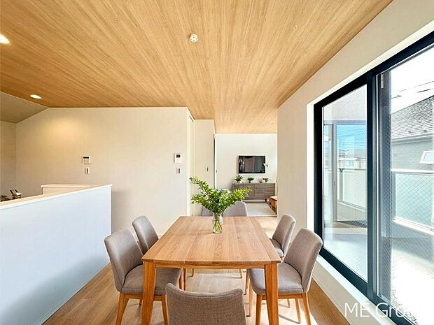 【リビング】ご家族の賑やかな話し声で包まれる明るいリビング ※家具はCGです