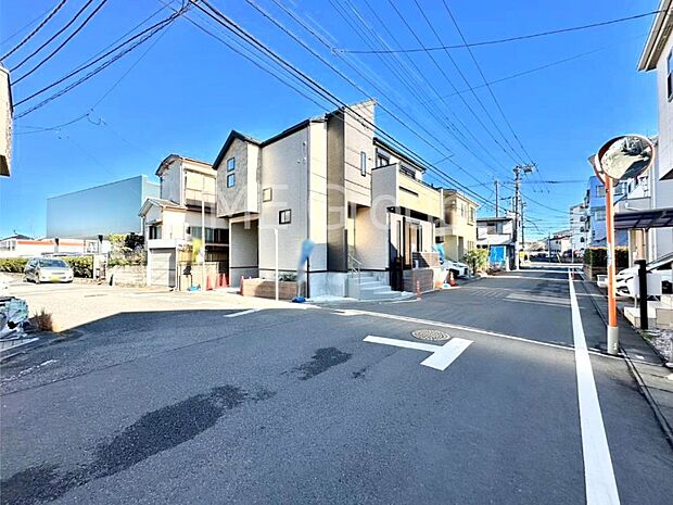 【前面道路含む現地写真】陽光と開放感に恵まれた南西角地。ここから始まる新生活を応援いたします!