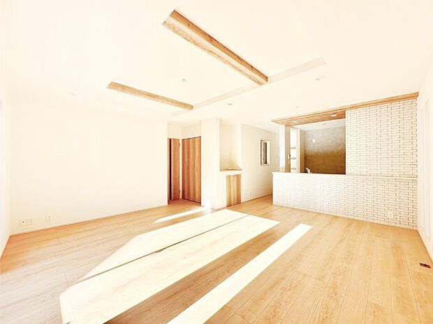 【ダイニング】家族の笑顔が自然と生まれてくる、そんな雰囲気のダイニングに仕上がっています。