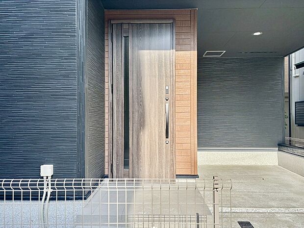 【玄関】大切な家族、来客を出迎える玄関。