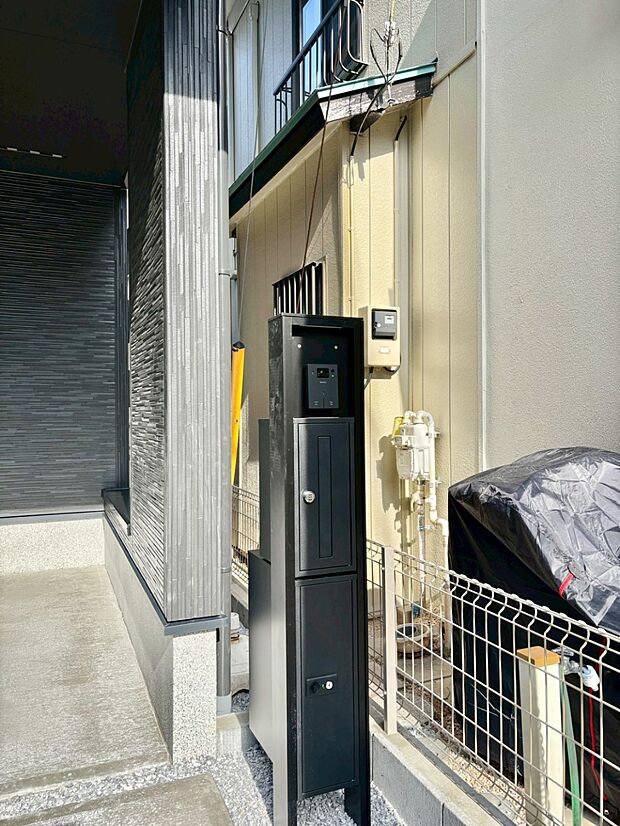 【その他現地】表札・インターホン・ポスト・宅配BOXをひとつに集約。エントランスになじむシンプルデザイン。