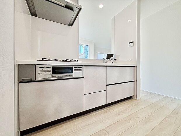 【ダイニングキッチン】料理をしながらでもご家族との会話を楽しめる対面キッチン