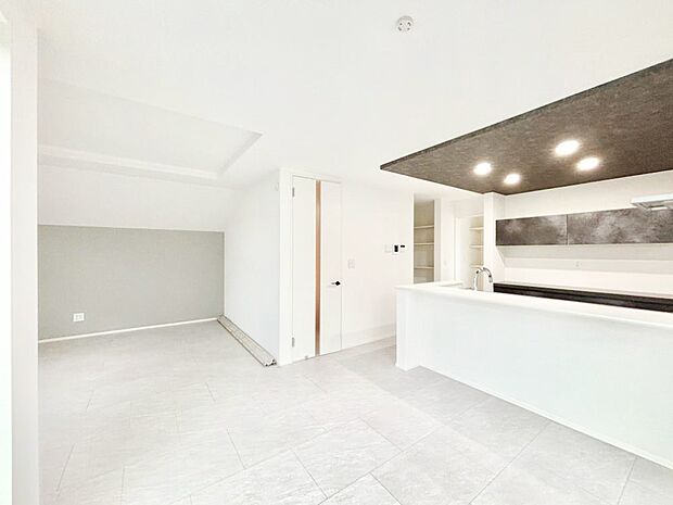 【ダイニング】アクセントクロスがお洒落なLDK。家族でのんびりくつろげる広々スペース。