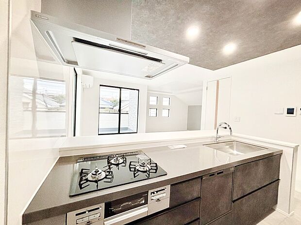 【ダイニングキッチン】カウンター越しにお話しをしながら毎日のお料理をもっと楽しく