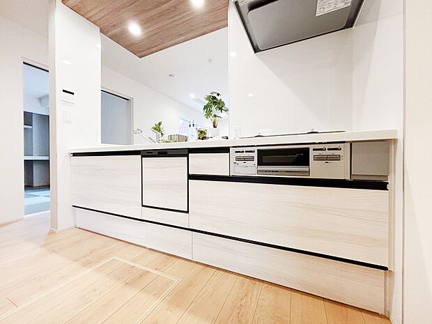 【ダイニングキッチン】カウンター越しに楽しいおしゃべり。いつものお料理がもっと美味しくなりそうですね。