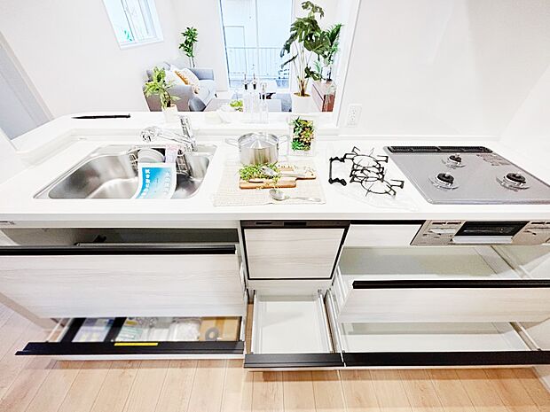 【その他設備(スライド収納)】広々としたシンクでお料理やお皿洗いもラクラク快適に!