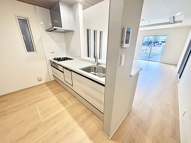 【ダイニングキッチン】リビングで遊ぶお子様を見守りながらお料理ができる対面キッチン。  