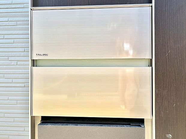 【その他現地】シンプルデザインのポスト。