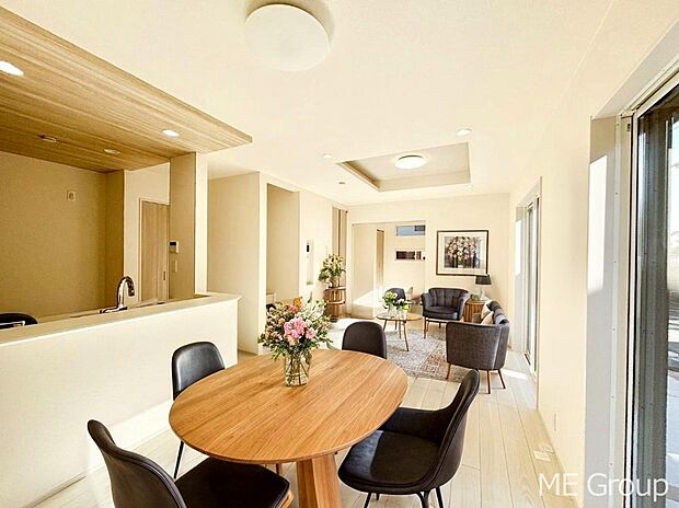 【リビング】ご家族の賑やかな話し声で包まれる明るいリビング  ※家具はCGです