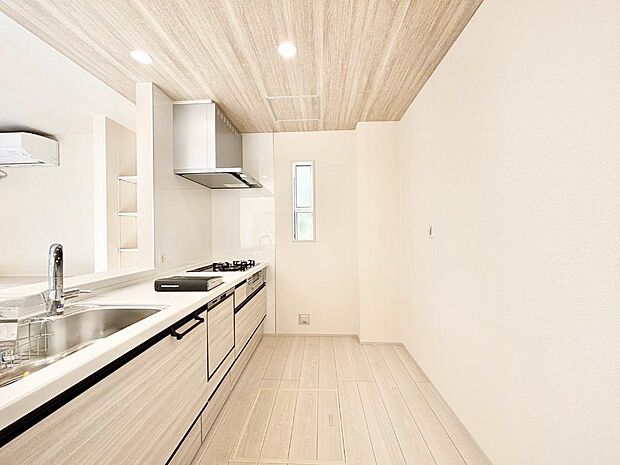 【キッチン】爽やかな風が通り抜けるキッチン。窓があるので明るく換気にも役立ちます。