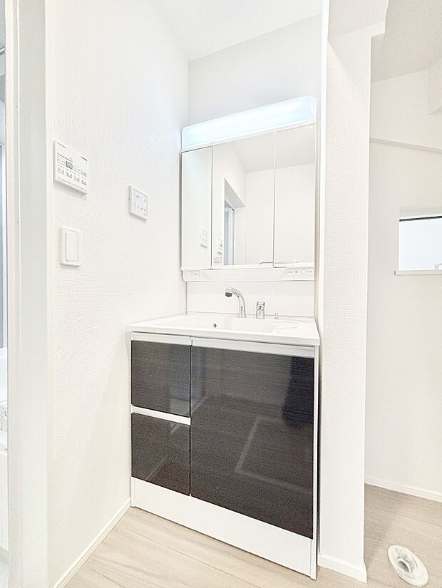 【洗面台・洗面所】大きく見やすい三面鏡で清潔感ある洗面台は、身だしなみチェックや肌のお手入れにおすすめです。