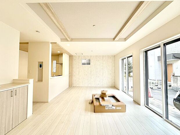 【ダイニング】大きな窓からたっぷりの陽光と風を感じられるリビング  