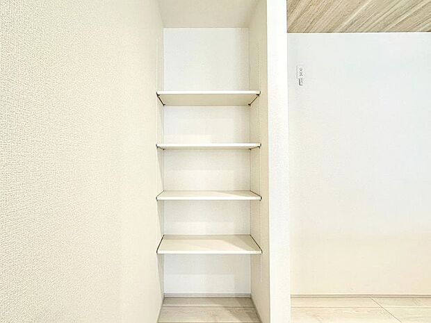 【その他設備(キッチン横収納)】キッチン横収納！食材のストックはもちろん、日用品の収納など使い方はいろいろ！  